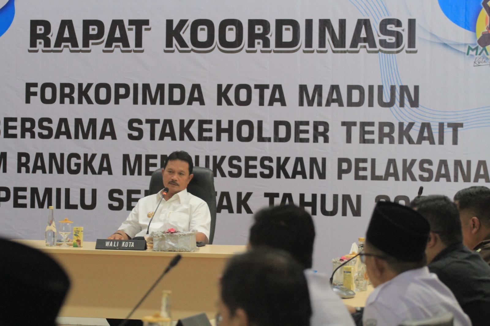 FORKOPIMDA: Wali Kota Madiun Maidi saat memimpin rakor dalam rangka mensukseskan pelaksanaan Pemilu 2024 aman dan damai di Kota Madiun, Rabu (31/1). (BAGAS BIMANTARA/RADAR MADIUN)