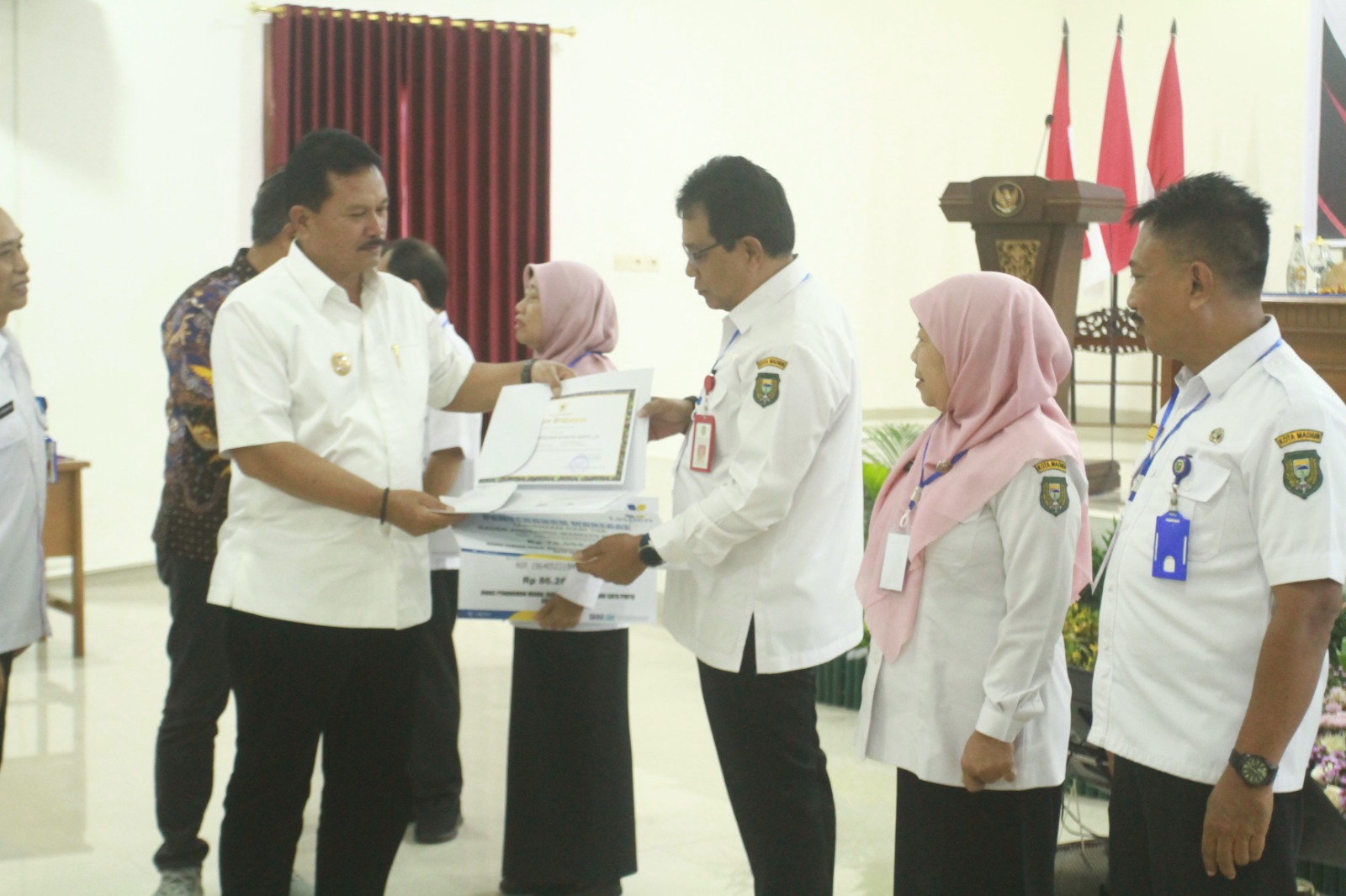 ABDI NEGARA: Wali Kota Maidi menyerahkan secara simbolis tabungan jaminan hari tua (JHT) kepada pegawai Pemkot Madiun yang memasuki masa periode pensiun Mei&ndash;Agustus di Gedung Diklat, Rabu (31/1/2024).