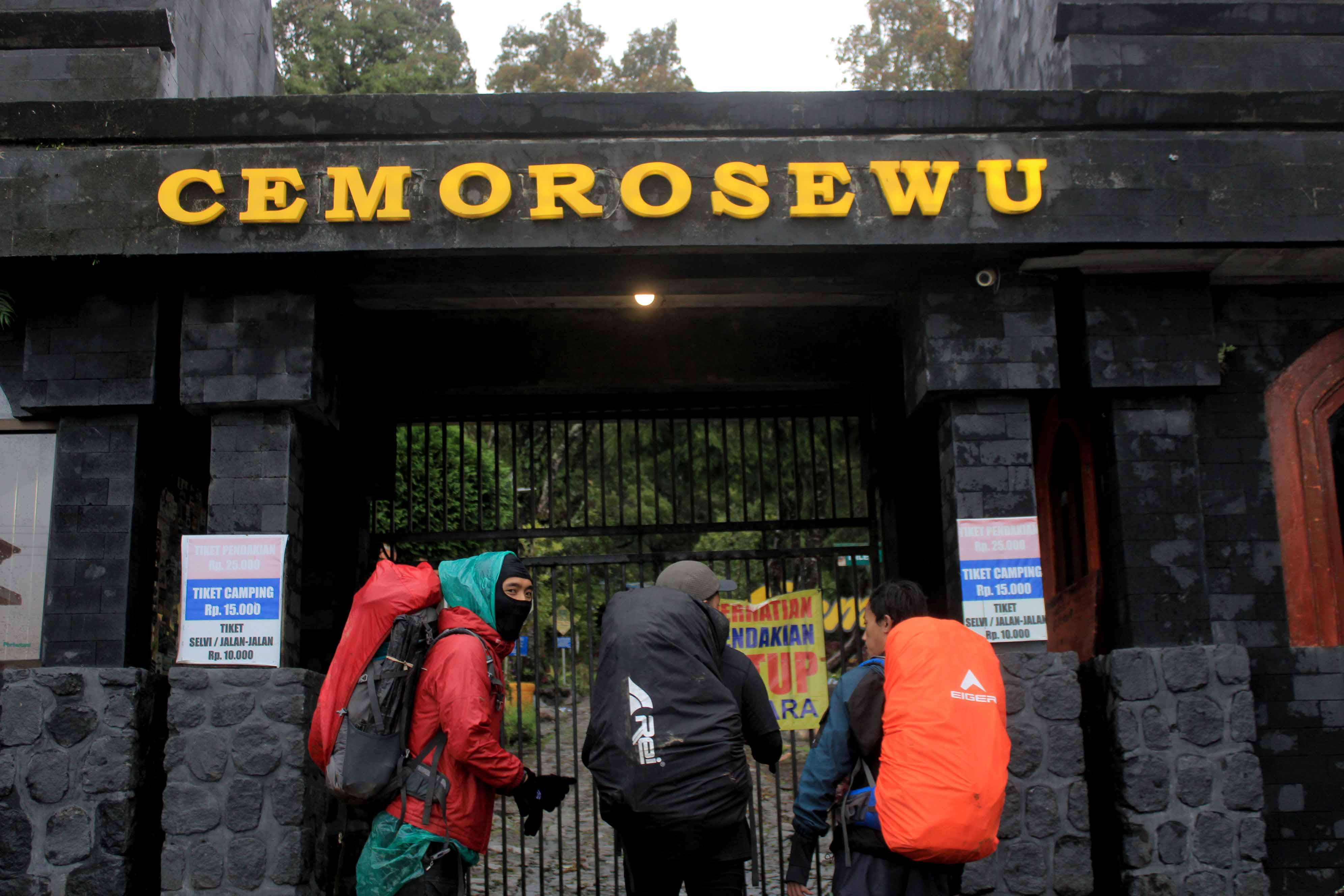 MASIH TUTUP: Sejumlah pendaki yang ingin muncak ke Gunung Lawu via Cemorosewu harus mengurungkan niatnya karena jalur ini masih ditutup.