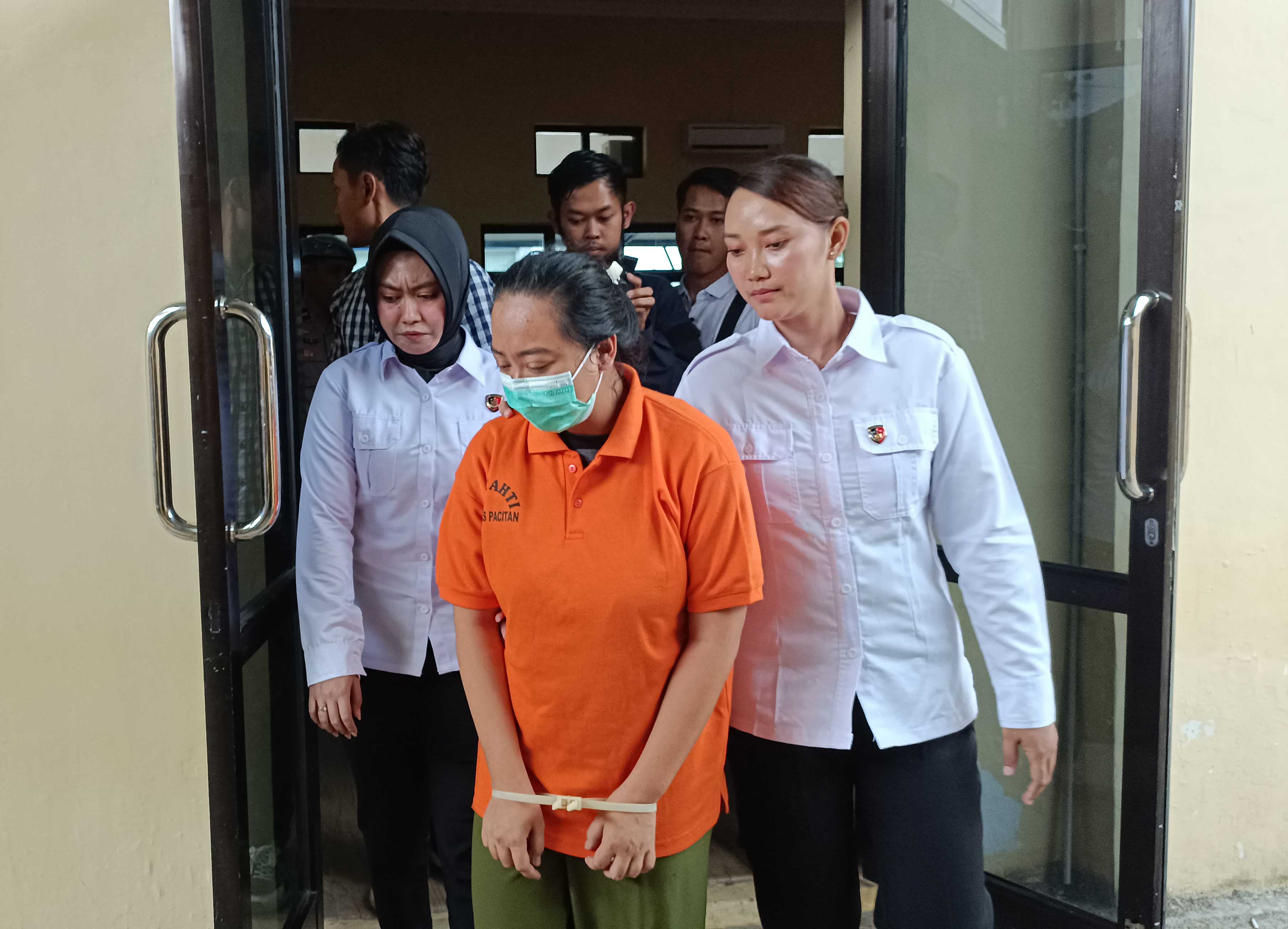 PLOT TWIST: AFA ditetapkan tersangka pembunuhan kopi sianida Pacitan. (NUR CAHYONO/RADAR MADIUN)
