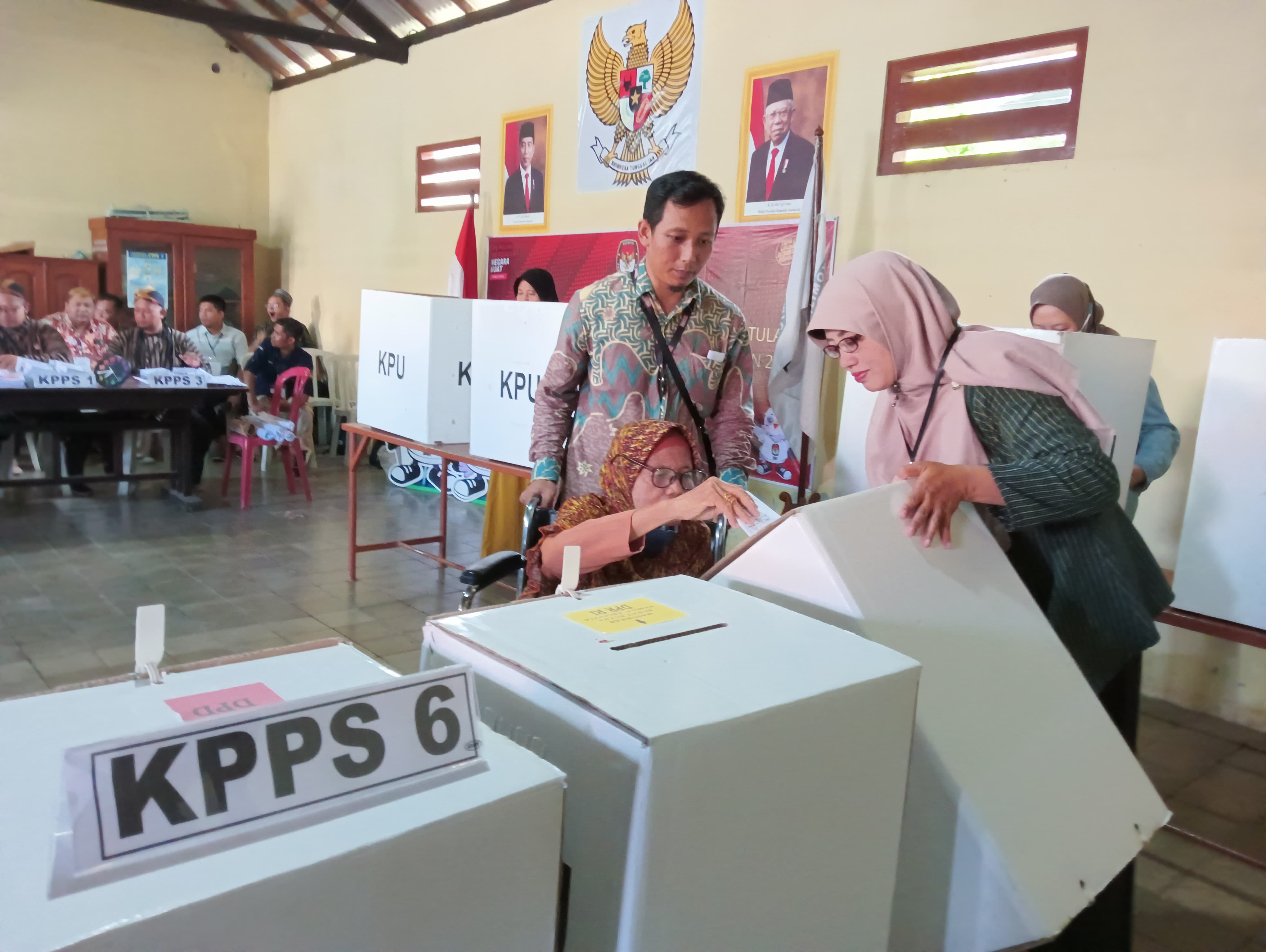 UJI COBA: Pemilih disabilitas mengikuti proses simulasi pemungutan suara pemilu . (ERLITA HERMININGSIH/RADAR MADIUN)
