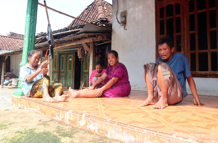 MEWABAH: Warga Dusun Trenceng, Mrican mengeluh demam linu persendian dan tulang, serta lemas, diduga terserang virus chikungunya.