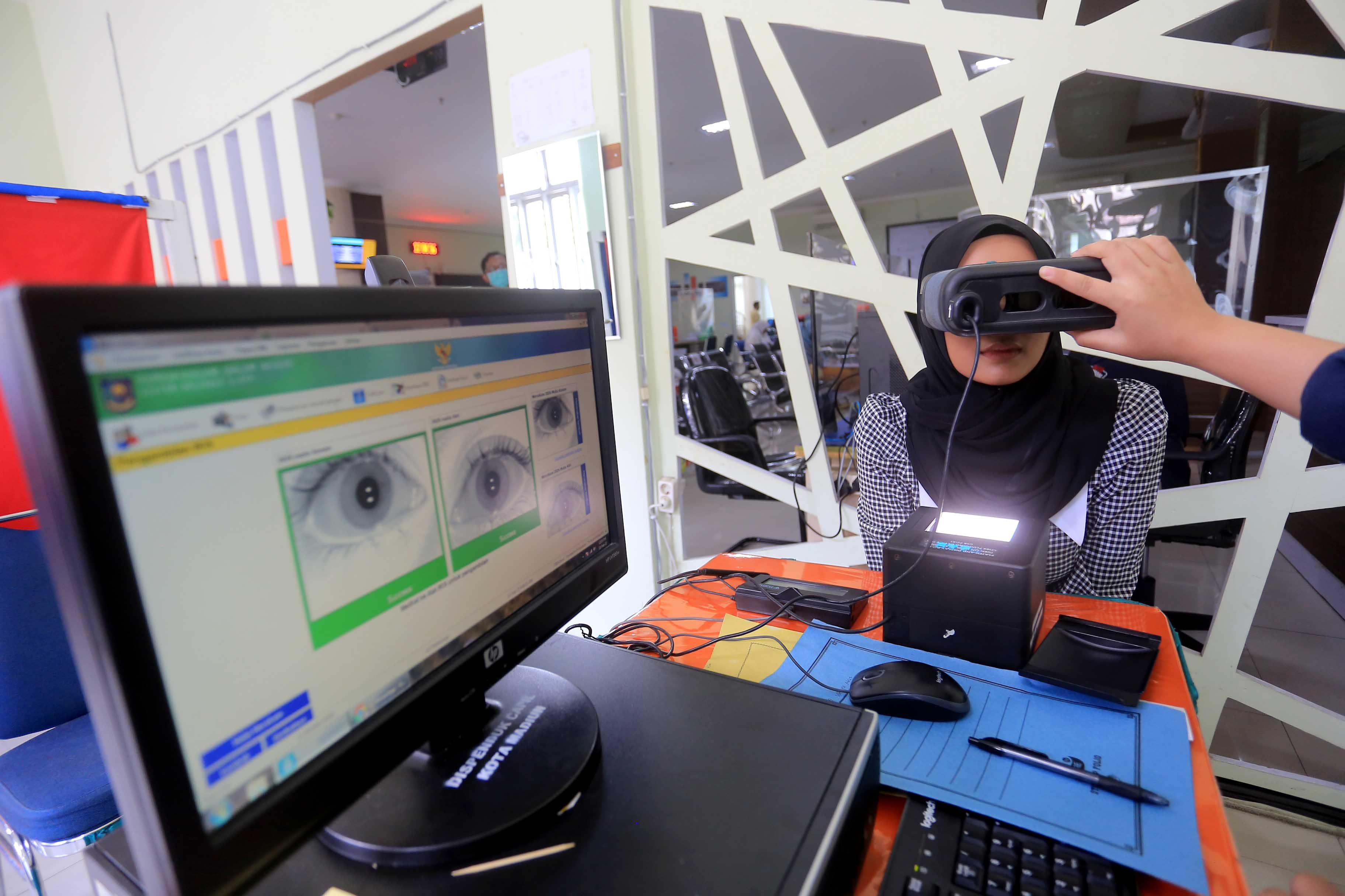 ADMINDUK: Dispendukcapil Kota Madiun melakukan percepatan perekaman e-KTP menjelang Pemilu 2024.&nbsp;(BAGAS BIMANTARA/RADAR MADIUN)
