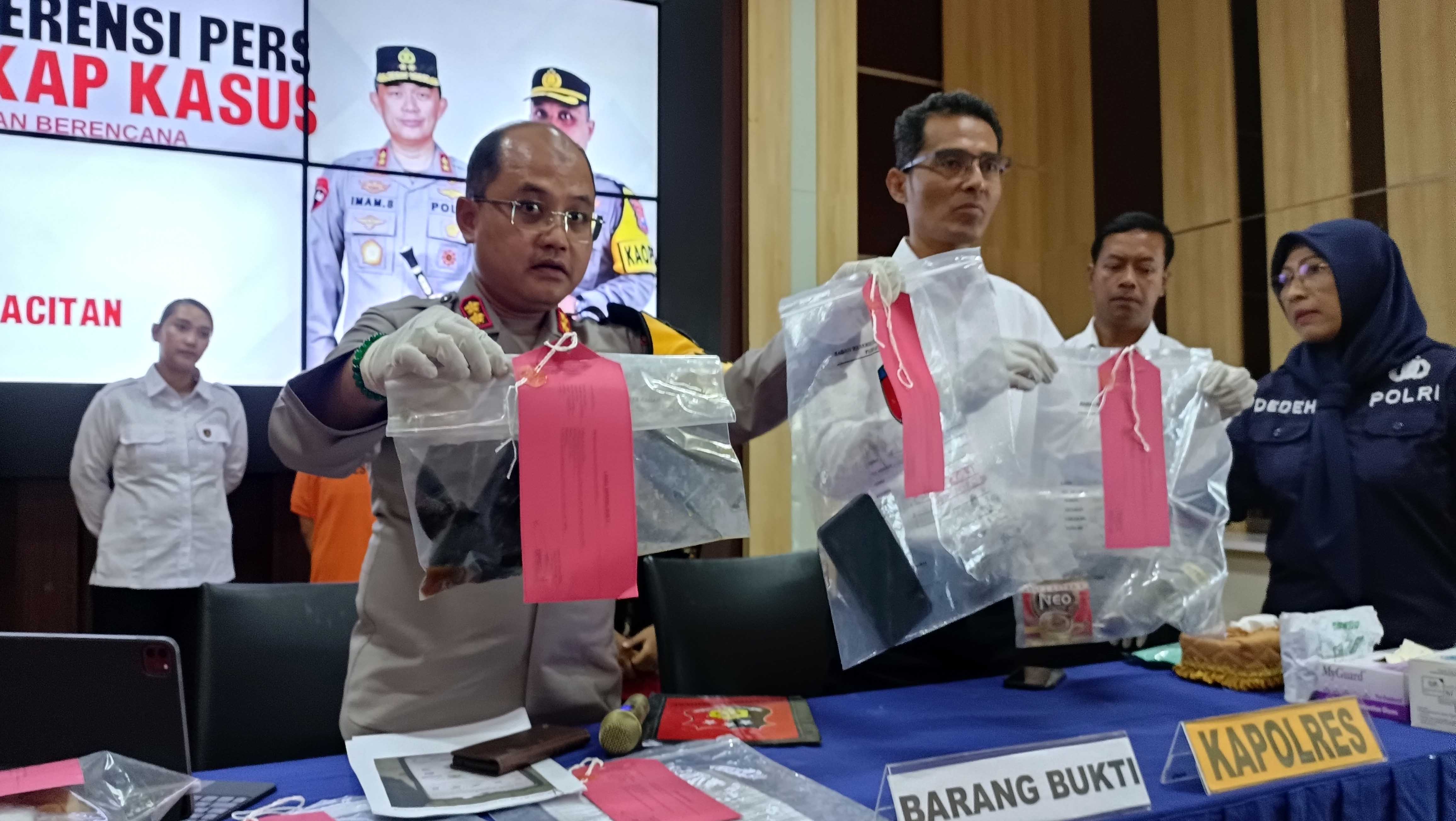 TERUNGKAP: Kapolres Pacitan AKBP Agung Nugroho menunjukkan barang bukti pembunuhan remaja asal Sudimoro dalam rilis pers di mapolres setempat, Kamis (1/2). (NUR CAHYONO/RADAR PACITAN)