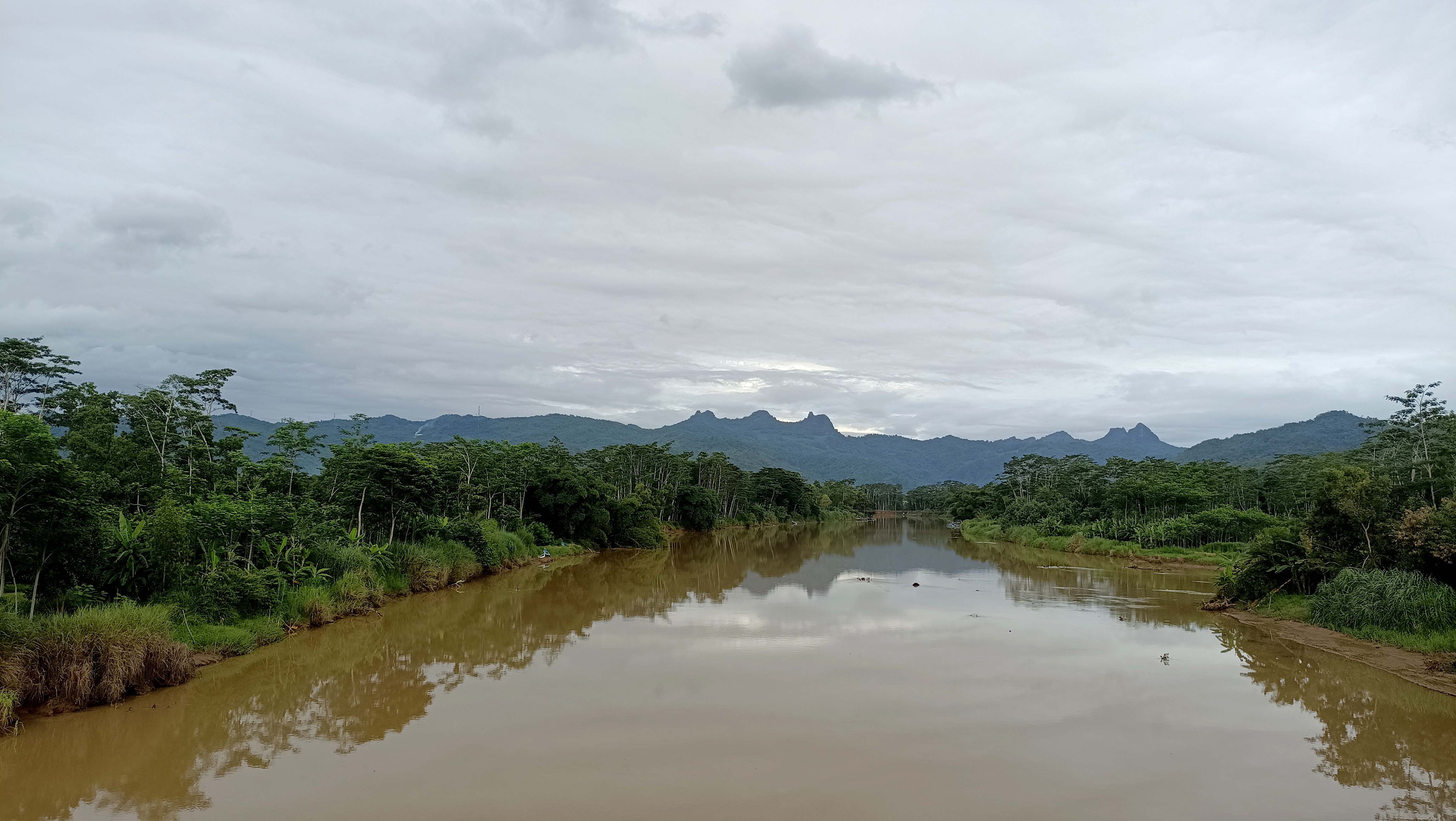 BUTUH PERHATIAN: Abrasi Sungai Grindulu mengancam permukiman penduduk dan lahan pertanian di tepian sungai terpanjang di wilayah Kabupaten Pacitan ini. (NUR CAHYONO/RADAR PACITAN)