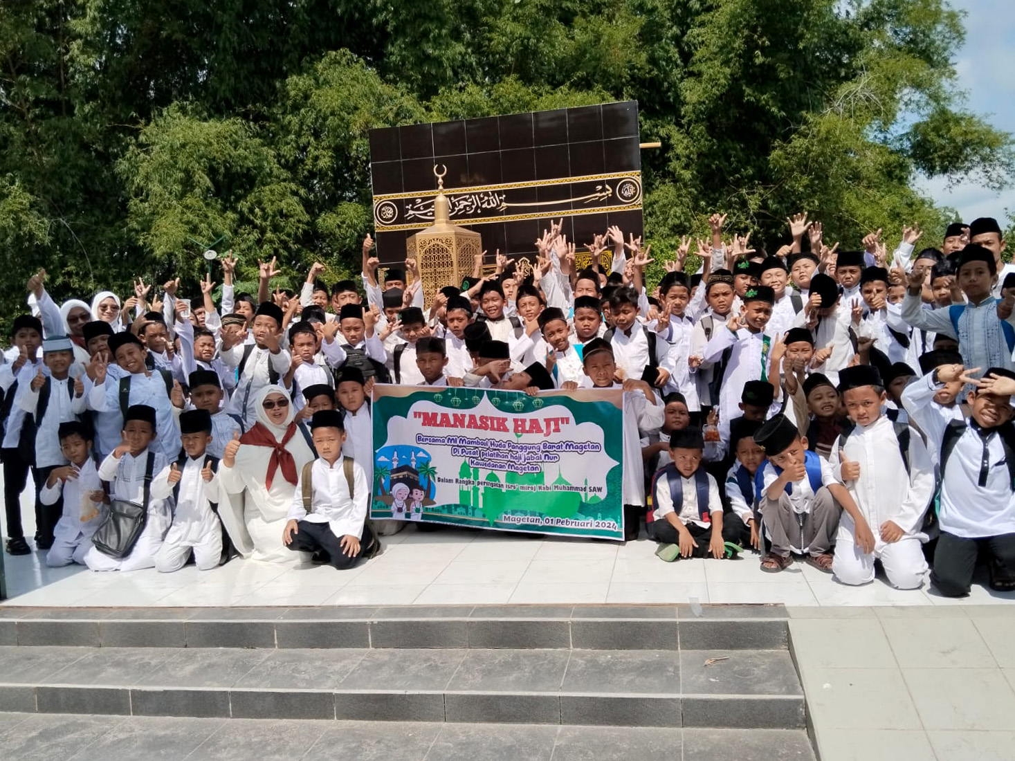 LATIHAN: Ratusan siswa MI Mambaul Huda Panggung, Barat belajar manasik haji di Pusat Pelatihan Bimbingan Manasik Jabal Nur pada Kamis (1/2) lalu.