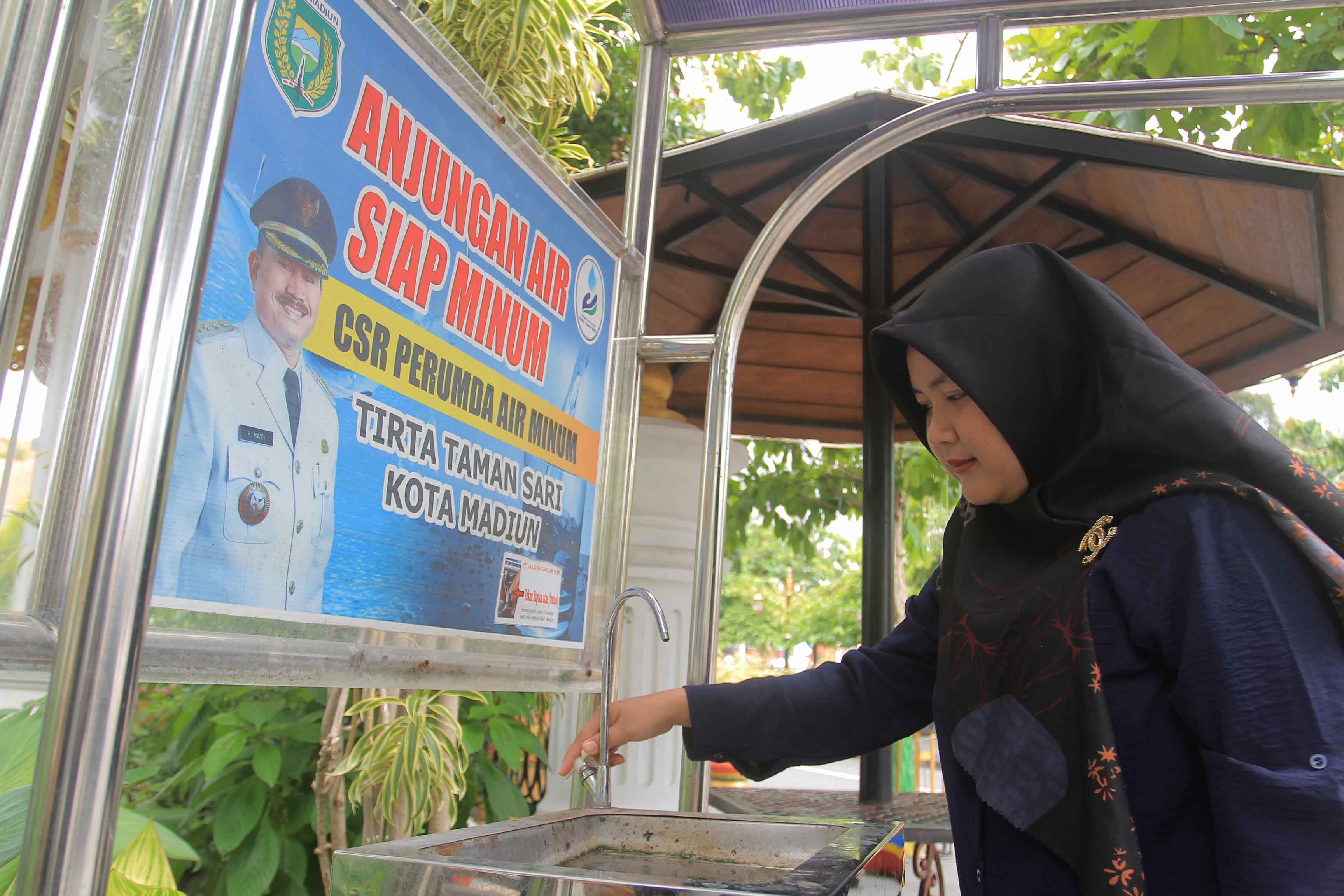 FASILITAS UMUM: Keran air siap minum di kawasan PRC mampet dan rusak. Hanya keran di Jalan Perintis Kemerdekaan yang masih beroperasi. (BAGAS BIMANTARA/RADAR MADIUN)