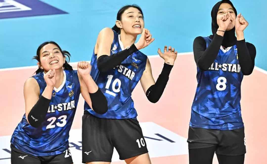Megawati sempat bermain satu tim bersama Kim Yeon-koung (tengah) di pertandingan all stars 2024. (SEON)