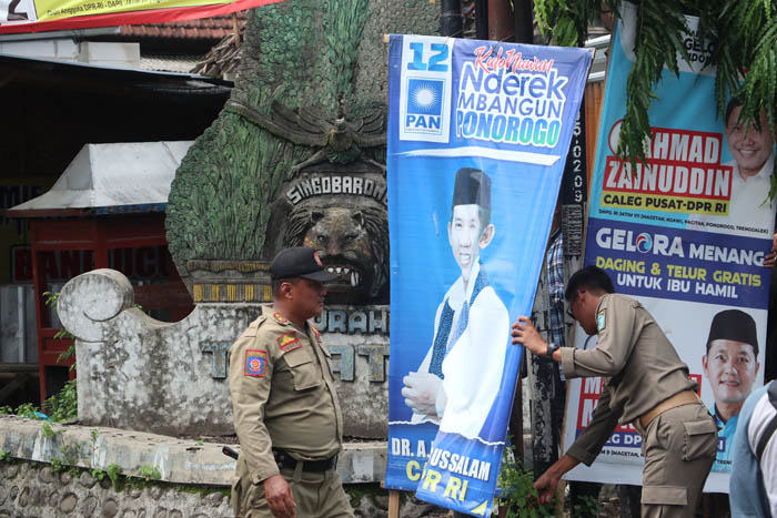 DICOPOT : Bawaslu Ponorogo bersama Satpol PP dan Damkar, TNI-Polri, Kesbangpol menertibkan ratusan APK yang melanggar aturan kemarin (2/2).
