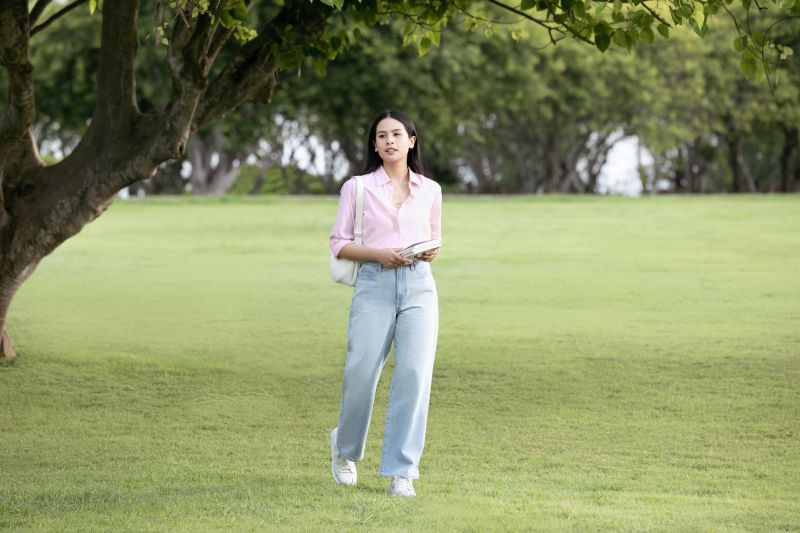 Maudy Ayunda dengan style chic namun tetap fungsional. (ANTARA)