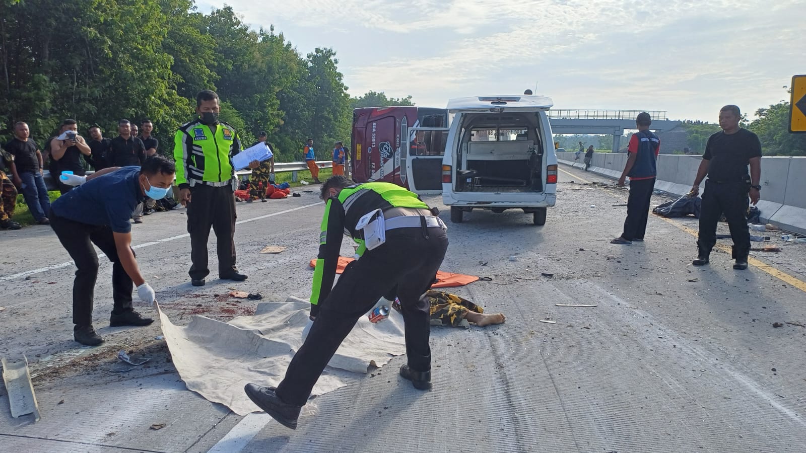 LAKAJOL: Rombongan Satgas Hanura kecelakaan di Jalan Tol Solo - Ngawi pukul 07.05 Minggu pagi (4/2). (ASEP SYAEFUL BACHRI/JAWA POS RADAR NGAWI)