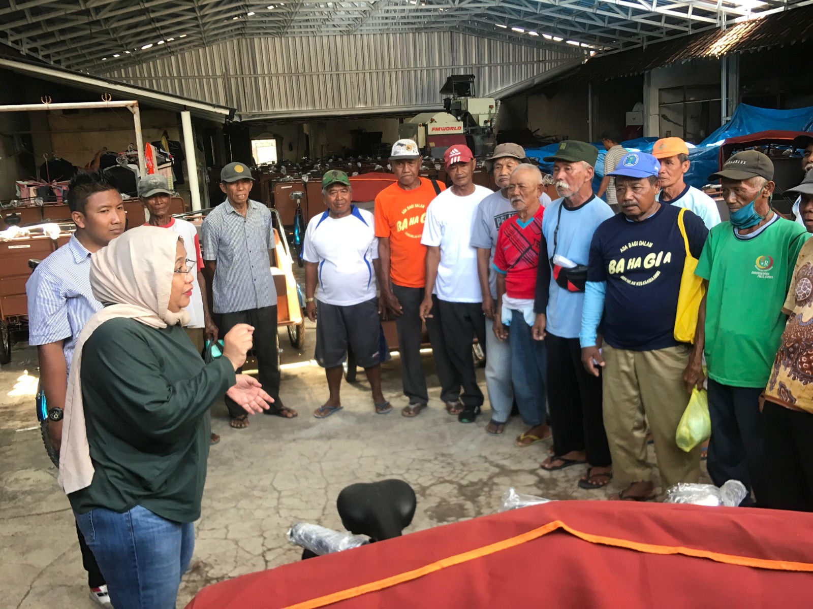 BAKAL DIKLARIFIKASI: Presiden Becak Listrik Indonesia Nanik S Deyang memberikan penjelasan kepada warga terkait mekanisme pemberian becak listrik beberapa waktu lalu.&nbsp;(R. BAGUS RAHADI/RADAR MADIUN)