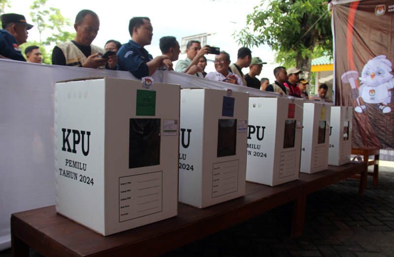 Ilustrasi foto: Komisioner KPU Ngawi yag baru dilantik siap bertugas dalam Pilkda Ngawi 2024.