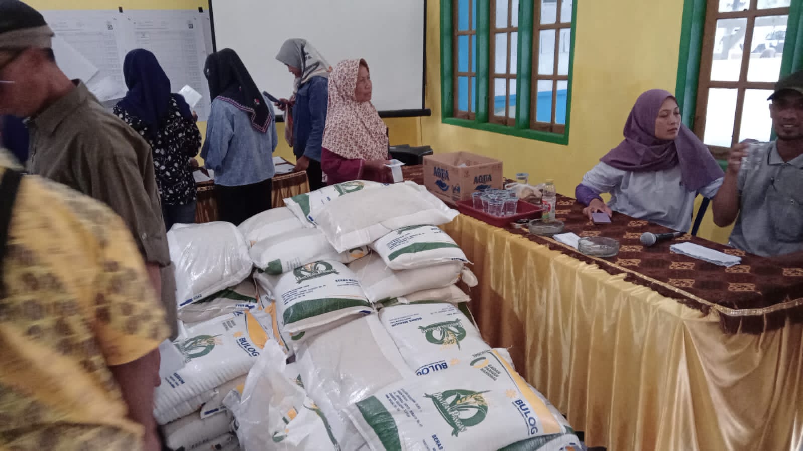 PAS PEMILU: DKPP Pacitan menyalurkan bansos pangan beras kepada keluarga penerima manfaat sejak Januari&nbsp; hingga pertangahn Februari ini. (DKPP PACITAN)
