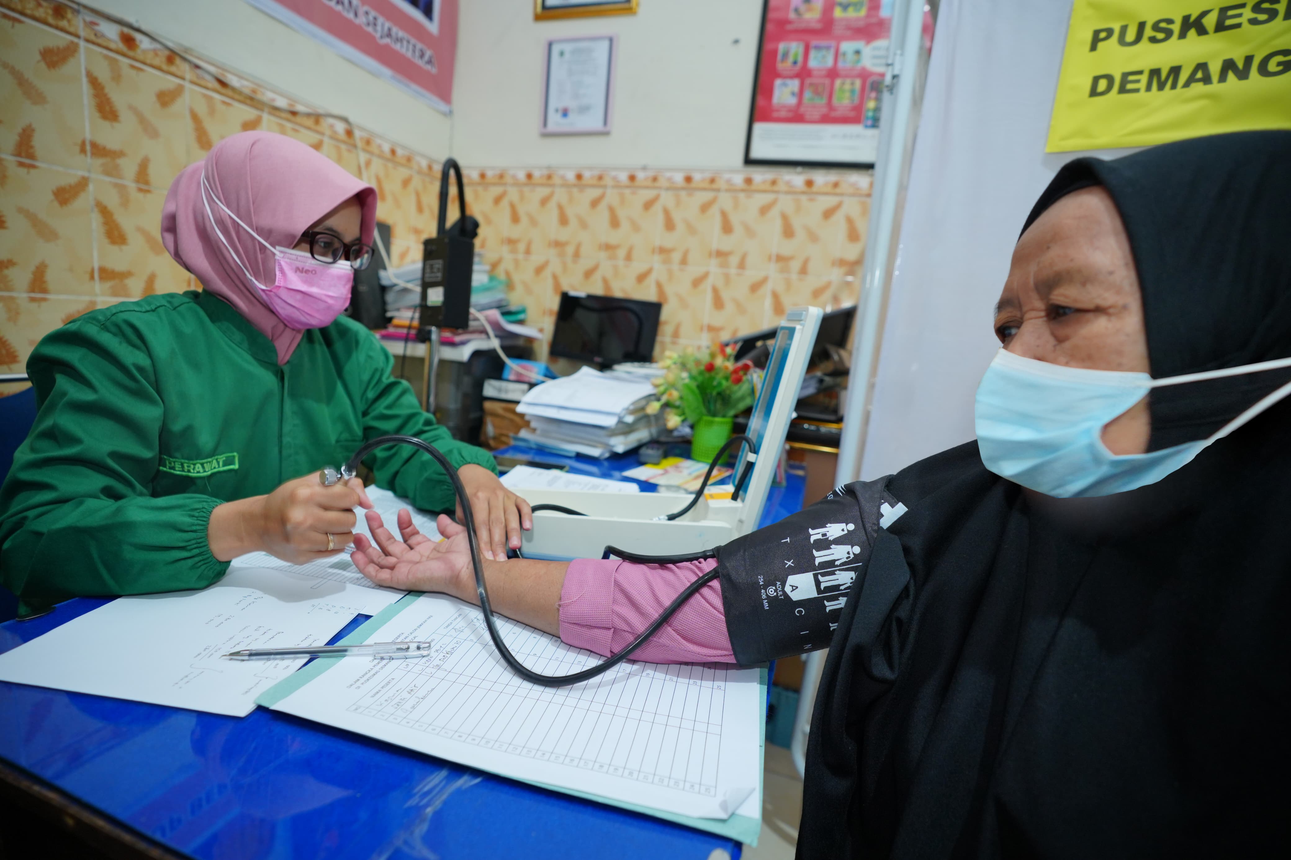 CHECK UP: Para calon jemaah haji asal Kota Madiun ketika menjalani pemeriksaan kesehatan istithaah beberapa hari lalu. (DISKOMINFO KOTA MADIUN)