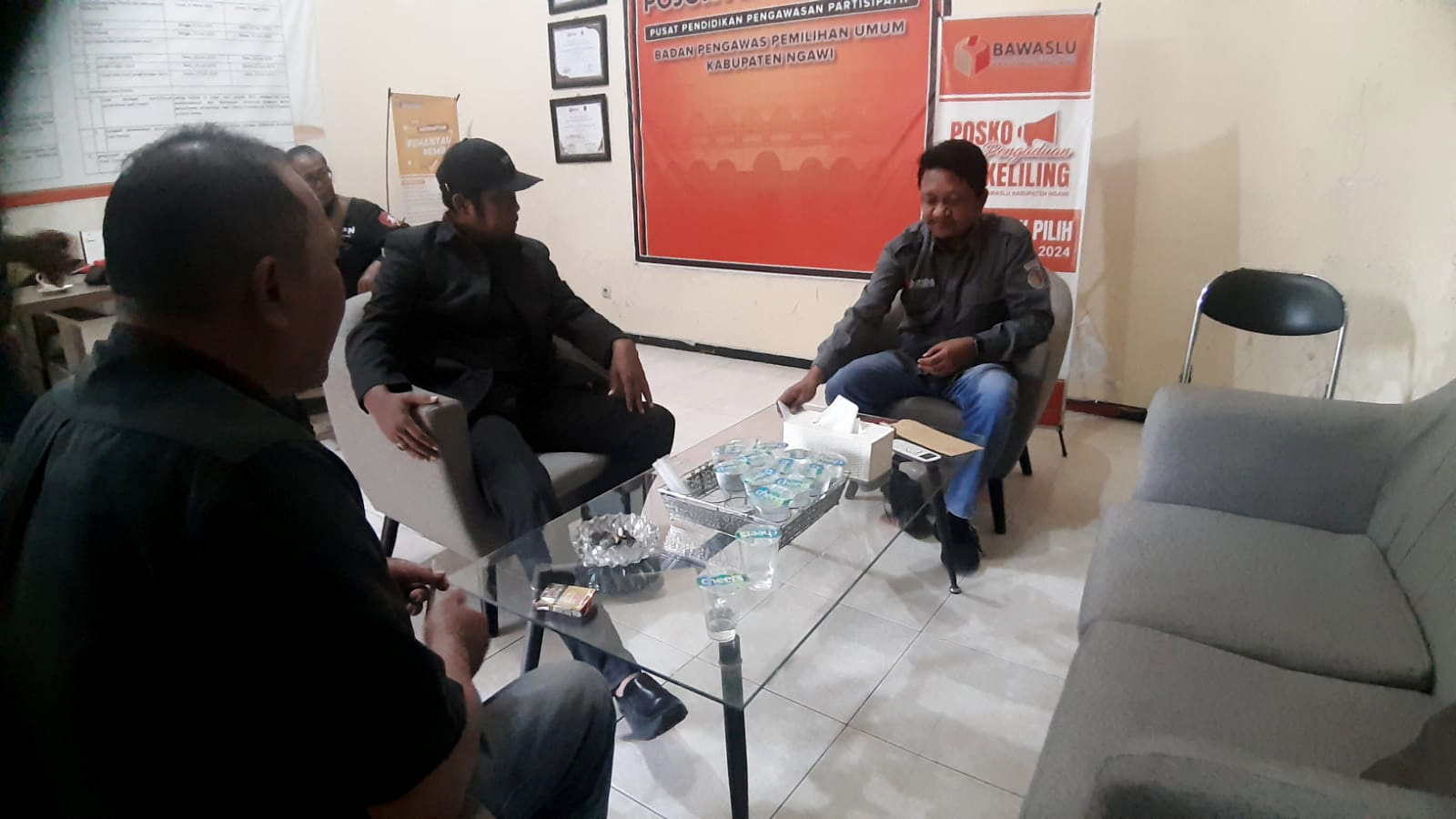 DIANGGAP PELANGGARAN SERIUS: Anggota Warga Pengawas Netralitas Ngawi membuat laporan pelanggaran pemilu ke Bawaslu.