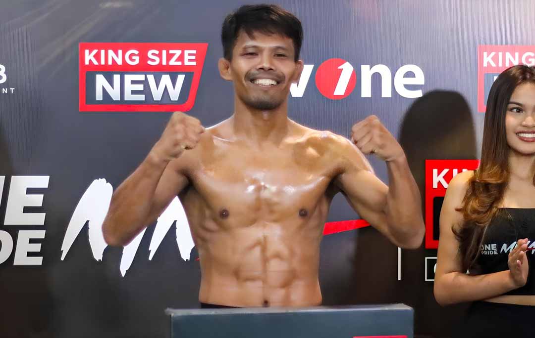 Suwardi saat sesi timbang badan sebelum pertarungan melawan Irfan Aruan. (IG/@stevewardi)
