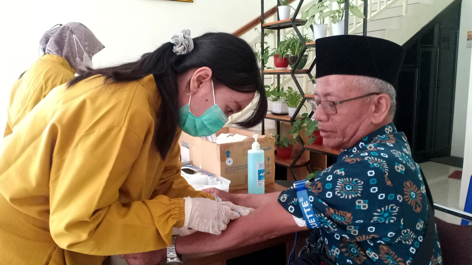CALON TAMU ALLAH: Para calon jemaah haji asal Magetan menjalani pemeriksaan kesehatan di Labkesda, Senin (5/2) kemarin.