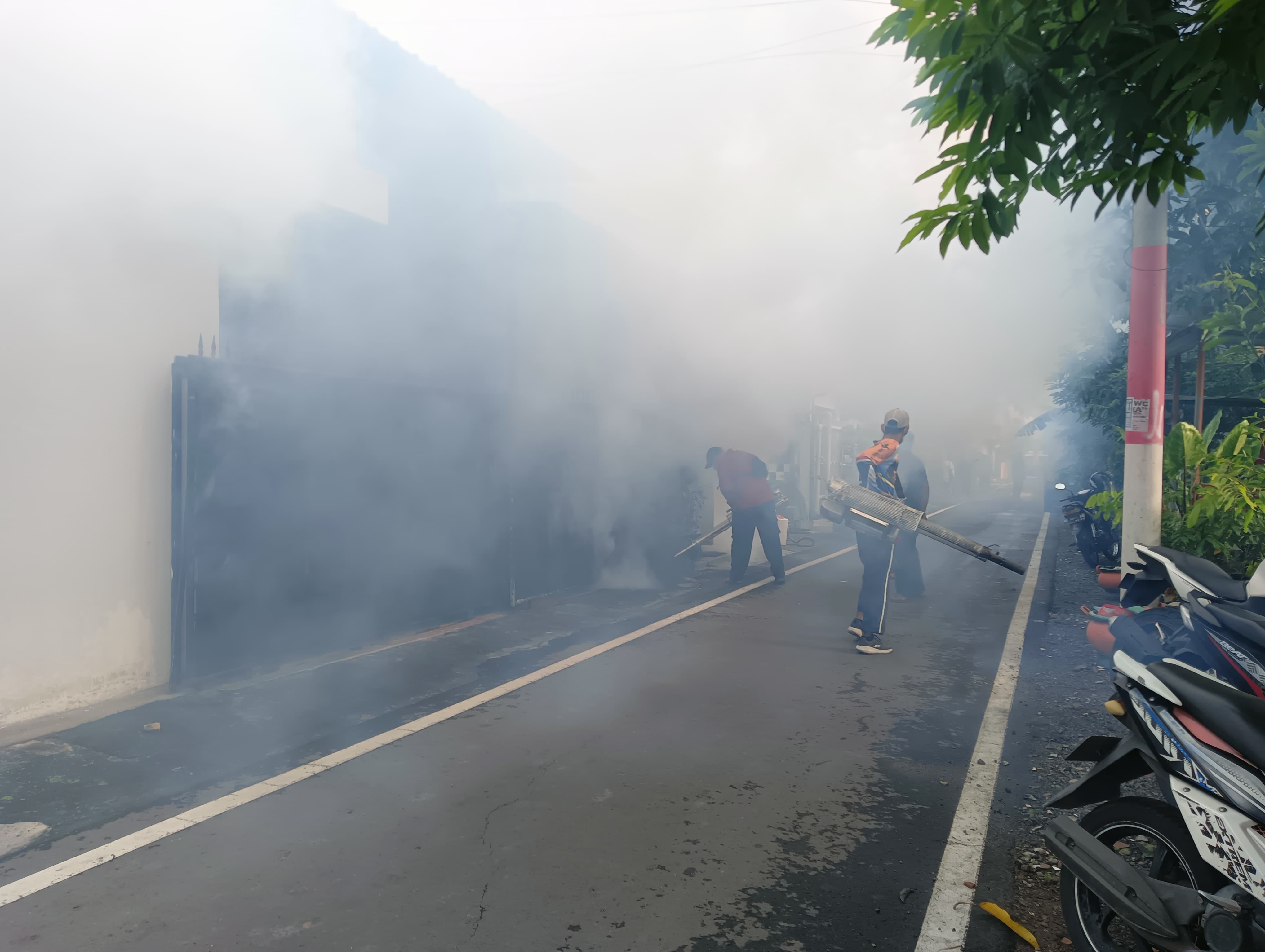 BERANTAS: Petugas dari Dinkes-PPKB Kota Madiun melakukan fogging di kompleks perumahan Panorama Wilis, Senin (5/2/2024). (ERLITA HERMININGSIH/JAWA POS RADAR MADIUN)