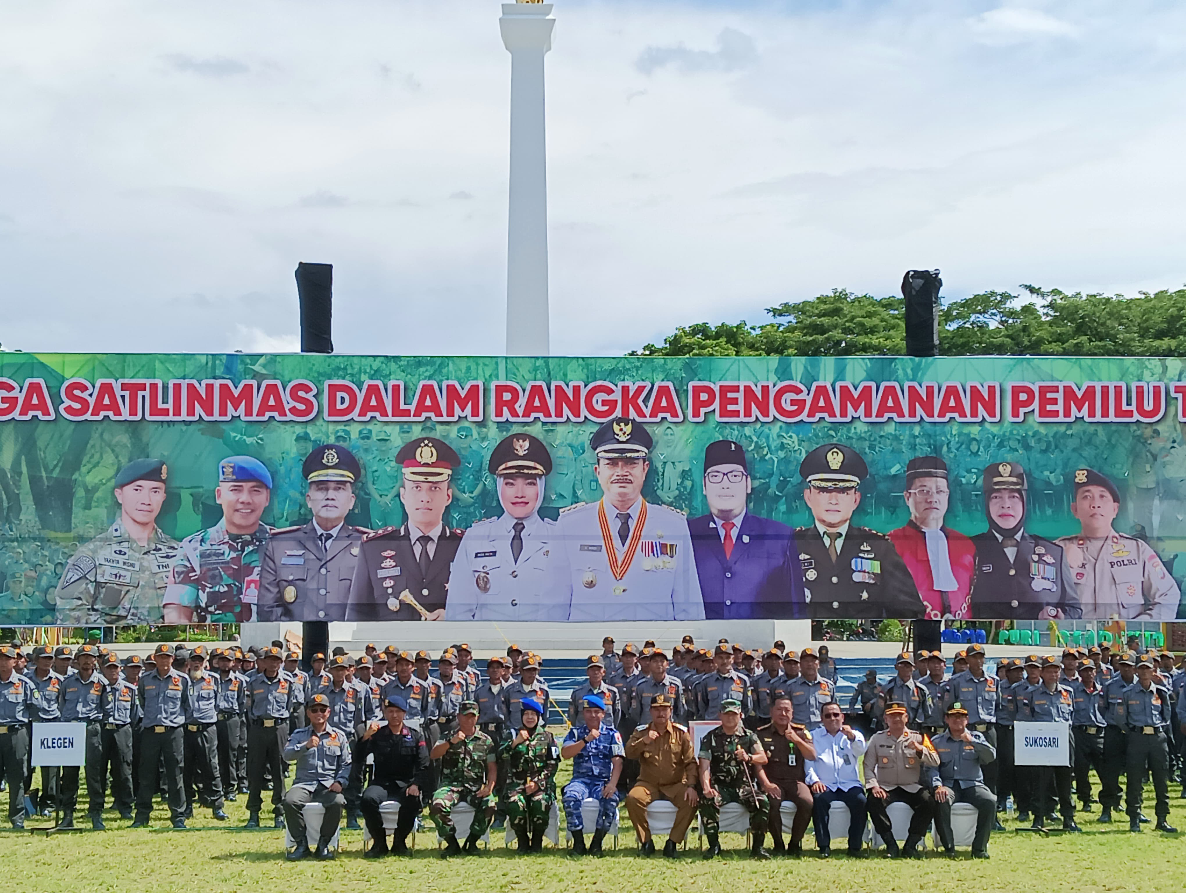 JELANG PEMILU: Sejumlah satlinmas serius mengikuti apel pengamanan Pemilu 2024 di Alun-alun Kota Madiun, Senin&nbsp;(5/2/2024). (ERLITA HERMININGSIH/JAWA POS RADAR MADIUN)