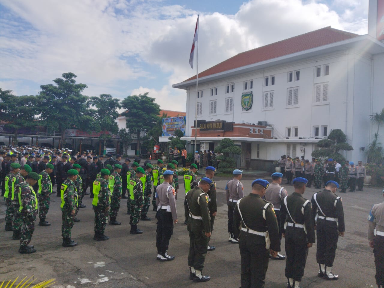 SIAGA: Jajaran TNI/Polri dan Pemkot Madiun menggelar apel gabungan persiapan pengamanan Pemilu 2024 di Balai Kota Madiun, Selasa (6/2/2024). (BAGAS BIMANTARA/RADAR MADIUN)