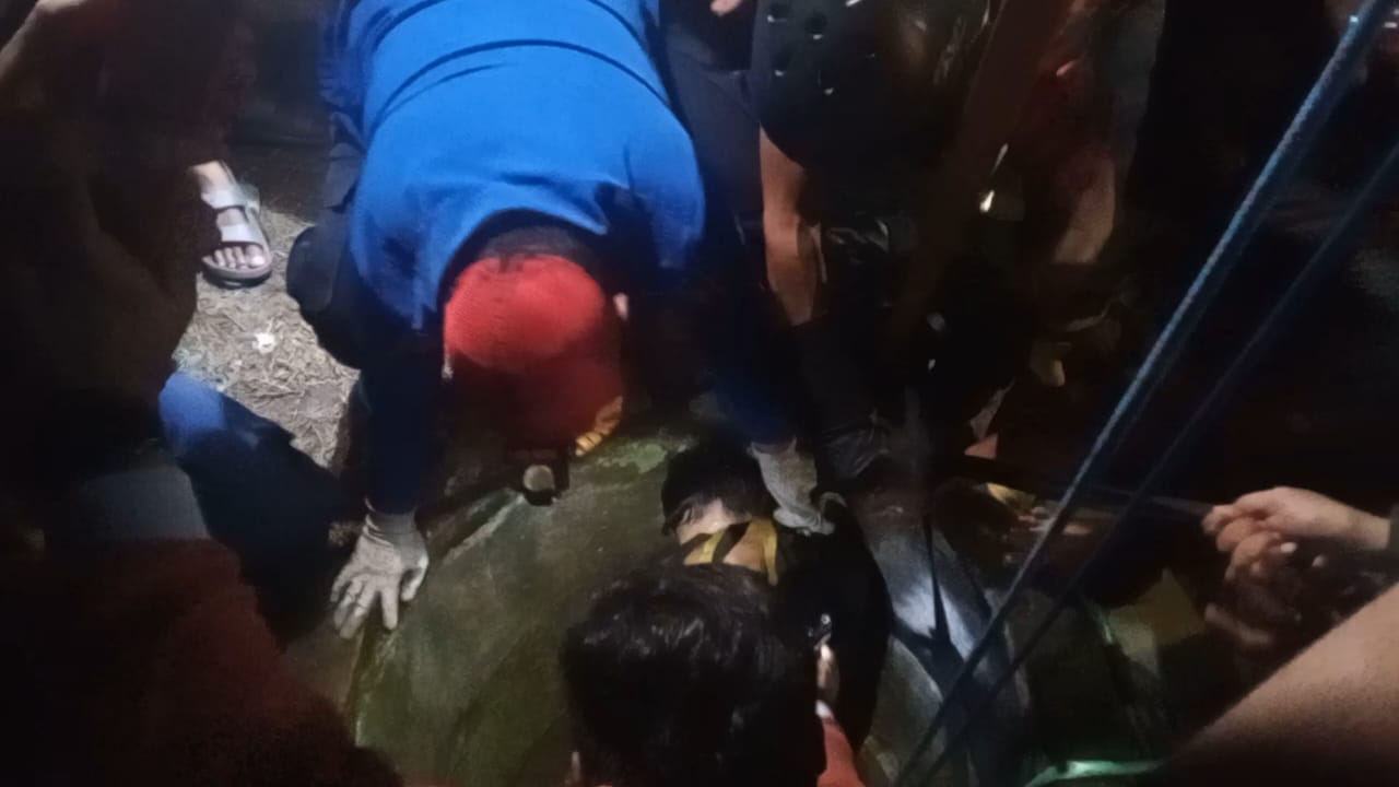 EVAKUASI: Tim SAR gabungan mengevakuasi tiga korban yang tewas di dalam sumur di Wonoasri, Kabupaten Madiun, Senin (5/2/2024) malam. (R BAGUS RAHADI/RADAR MADIUN)
