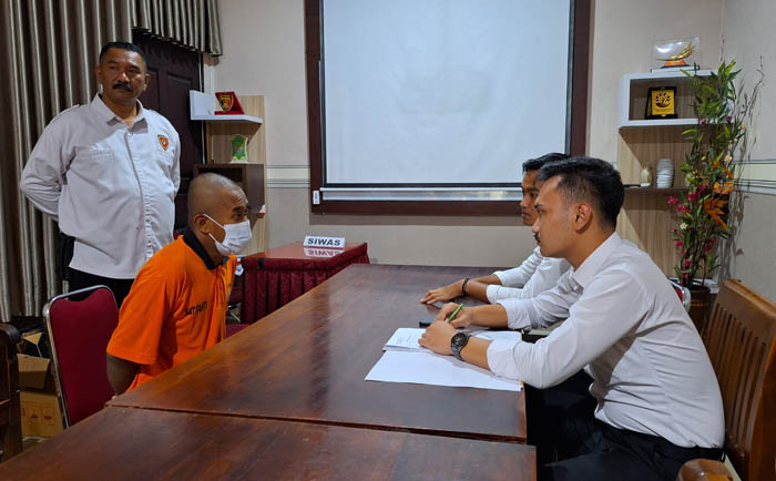 BAJU ORANYE: Khoirul Anam saat diinterogasi oleh para penyidik Satreskoba Polres Magetan, Senin (5/2) kemarin.