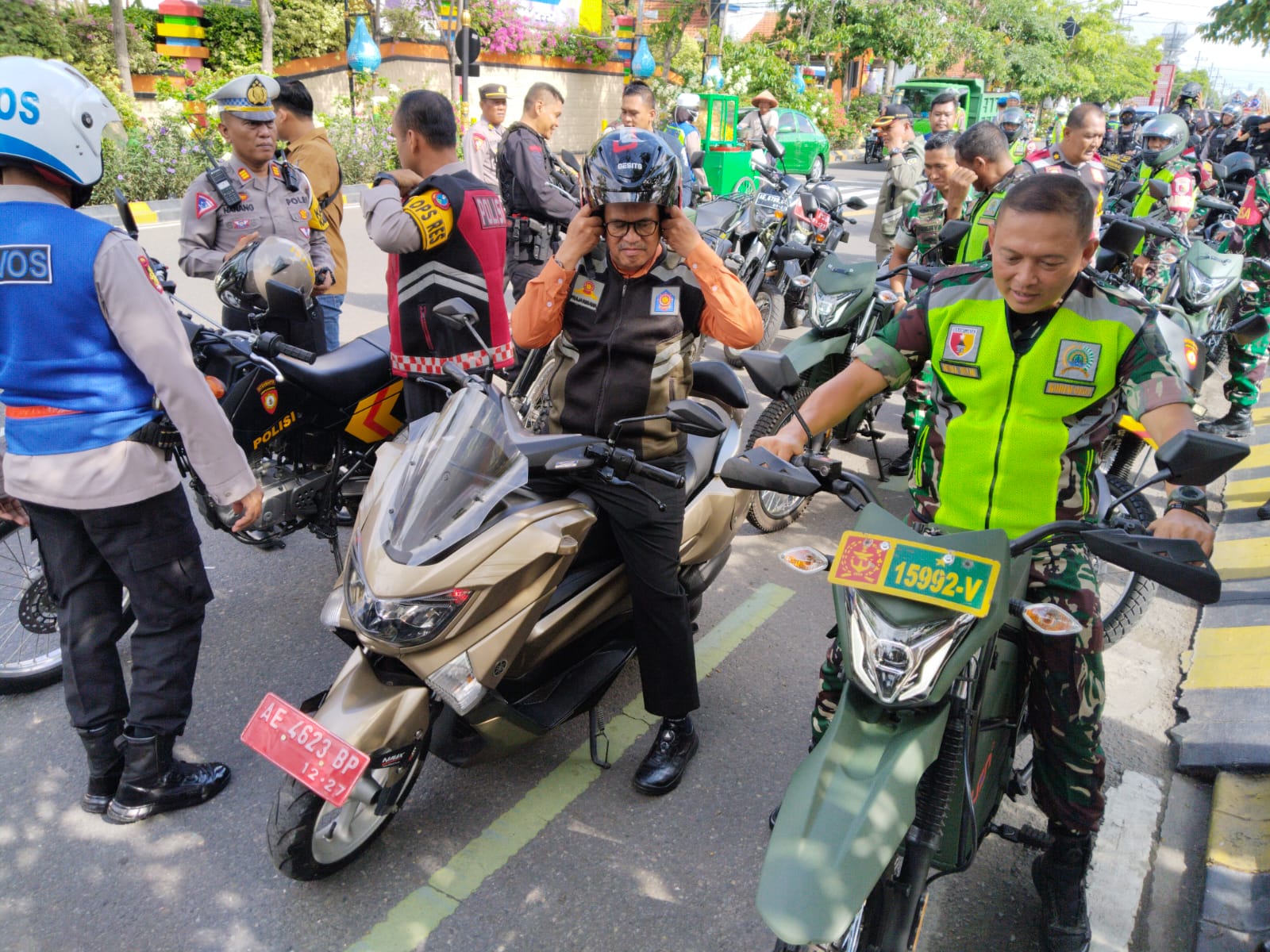 AMAN: Jajaran TNI/Polri dan Pemkot Madiun melaksanakan patroli bersama pengamanan Pemilu 2024, Selasa (6/2/2024). (BAGAS BIMANTARA/RADAR MADIUN)