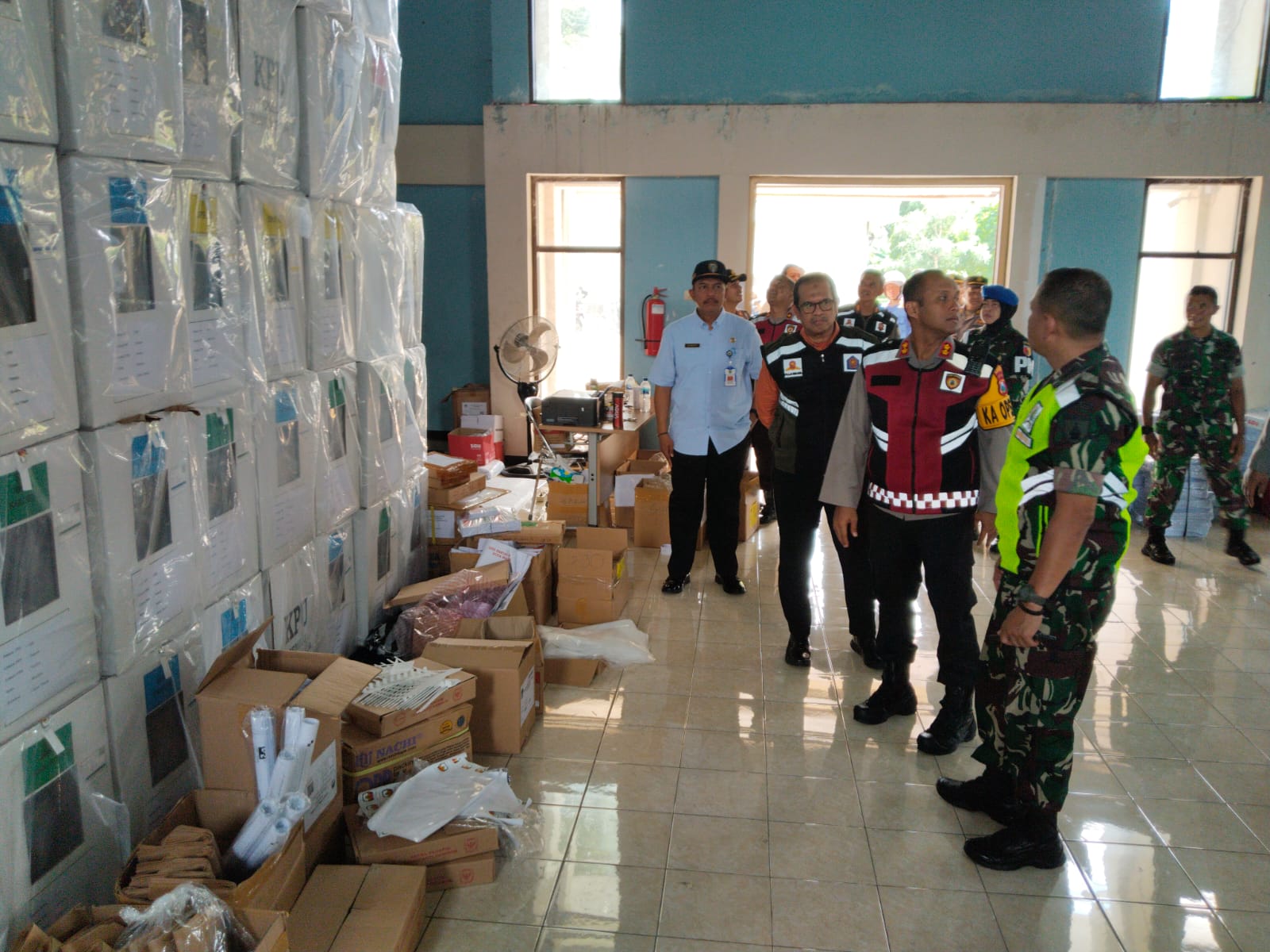 CEK: Sekda Kota Madiun Soeko Dwi Handiarto (tiga dari kanan) saat mengecek logistik pemilu di gudang KPU pada Selasa (6/2/2024). (BAGAS BIMANTARA/JAWA POS RADAR MADIUN)