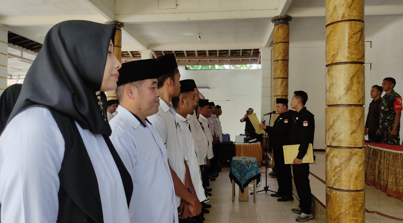 PARA PETUGAS: Suasana pelantikan KPPS di Pacitan. (NUR CAHYONO/RADAR PACITAN)