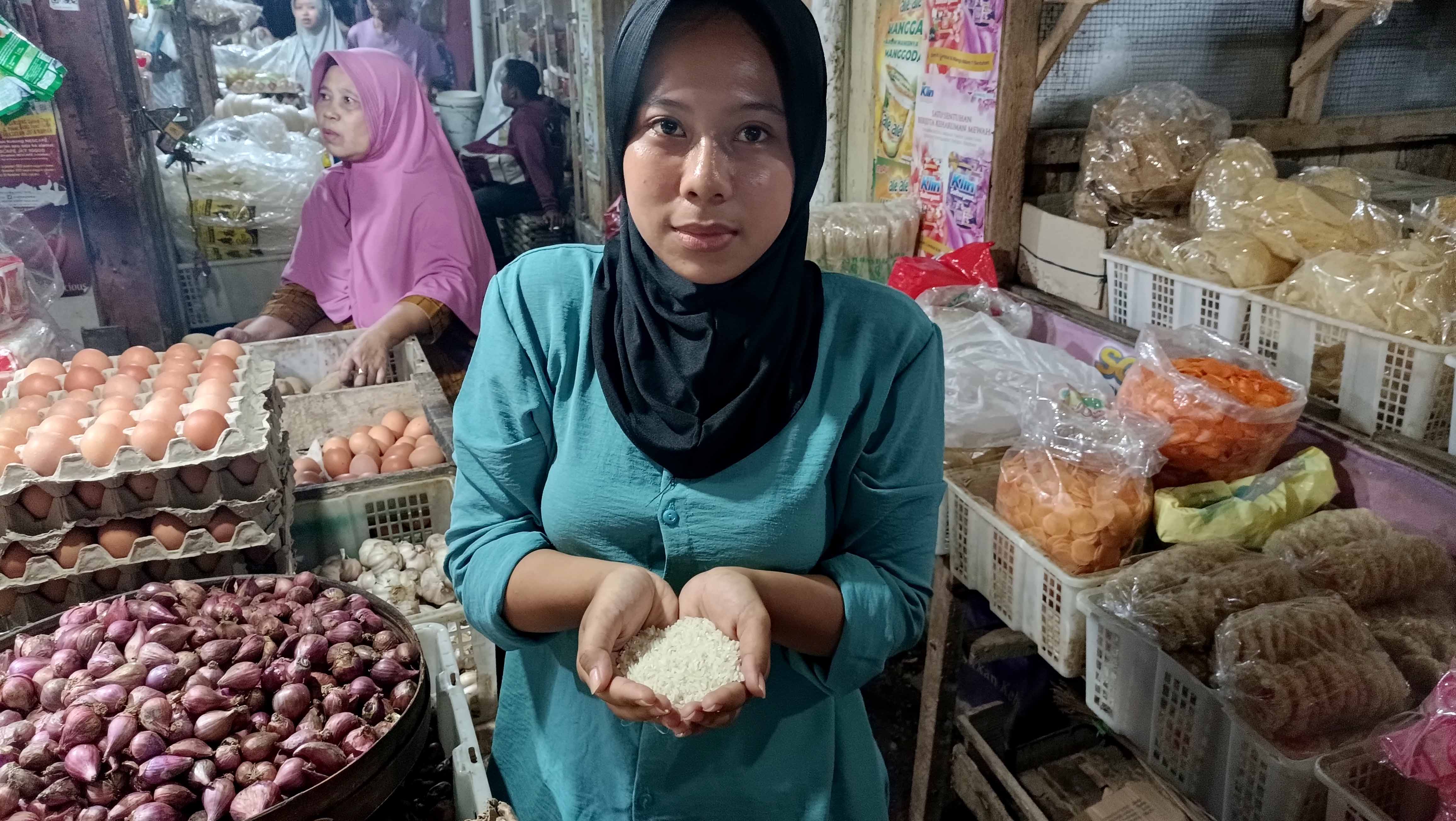 MEMBERATKAN: Harga beras dan komoditas bahan pokok di Pacitan naik sejak beberapa pekan terakhir. Masyarakat berpenghasilan rendah harus mengencangkan ikat pinggang. (NUR CAHYONO/RADAR PACITAN)
