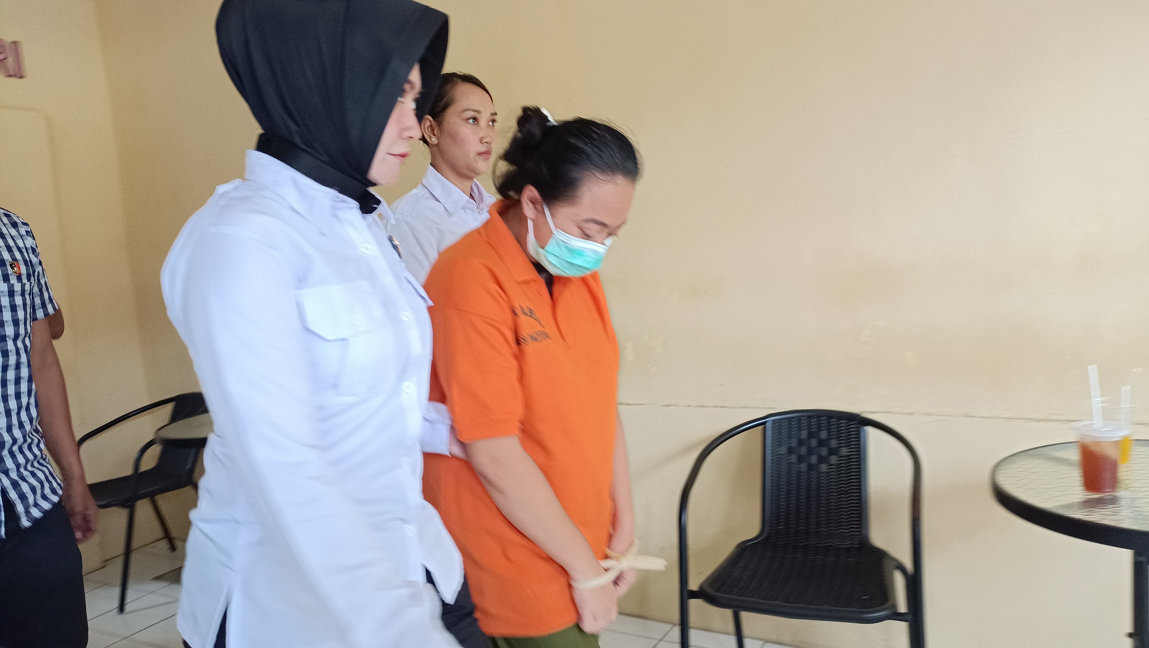 NDHINGKLUK: Tersangka AFA sing ngracuni MRS digelendeng petugas Polres Pacitan. (NUR CAHYONO/RADAR PACITAN