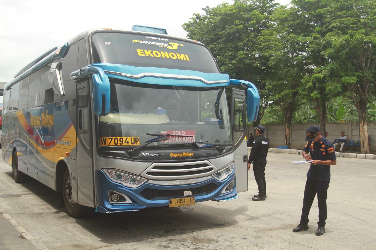 STABIL: Situasi dan kondisi Terminal Purboyo Madiun disebut-sebut relatif stabil saat long weekend. (BAGAS BIMANTARA/JAWA POS RADAR MADIUN)