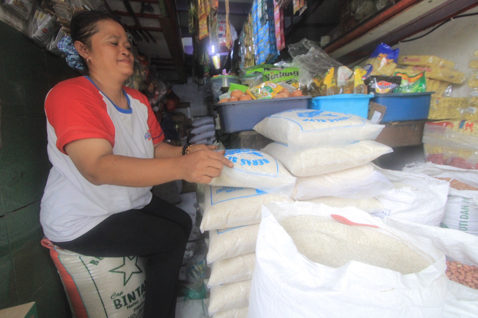 KEBUTUHAN POKOK: Stok beras di tingkat pedagang yang ada di Pasar Sayur Magetan makin menipis. Bahkan, beras SPHP sudah kosong. (AJI PUTRA/ JAWA POS RADAR MAGETAN)