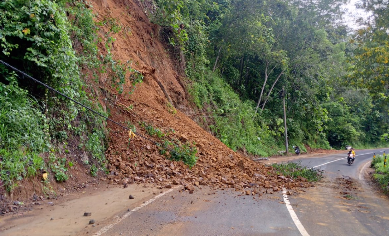 TERTUTUP: Jalan Raya Pacitan-Ponorogo tertutup longsor, Rabu (7/2) pagi. (NUR CAHYONO/RADAR PACITAN)
