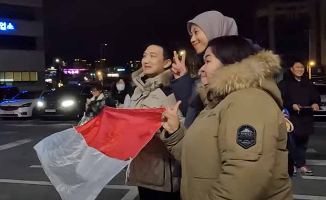 Megawati Hangestri dengan ramah melayani permintaan foto bareng. (YouTube TKI Korea)