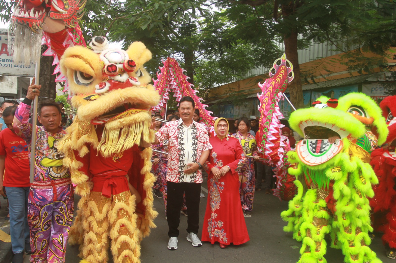 BUDAYA: Wali Kota Madiun Maidi membuka Festival Kampung Pecinan, Kamis (8/2/2024). Event tersebut digelar pada 8&ndash;10 Februari 2024. (BAGAS BIMANTARA/RADAR MADIUN)