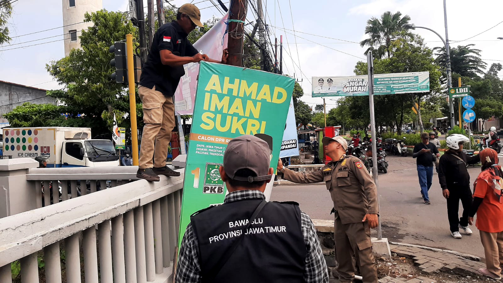 PENERTIBAN APK: Bawaslu Ngawi telah menertibkan APK sebanyak 2.000 an sejak akhir November lalu.