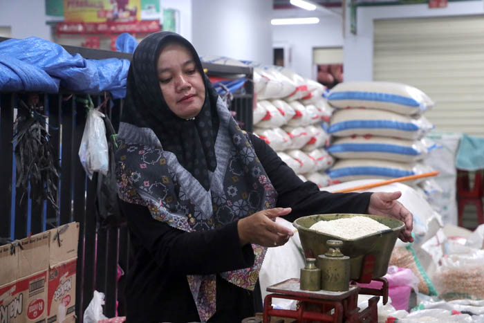 MERANGKAK NAIK: Minimnya stok berdampak pada tingginya harga beras di Pasar Legi Ponorogo.