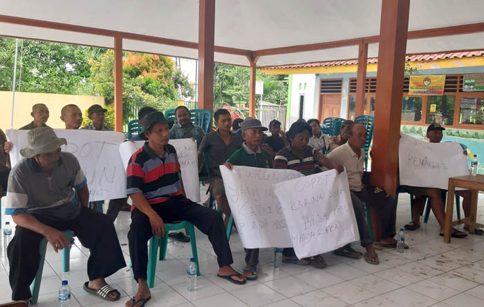 PROTES: Belasan warga Dusun Wening, Gunungsari, Kasreman, Ngawi, menggeruduk kantor desa menuntut pencobotan jabatan kepala Dusun Wening, Rabu (7/2) lalu.&nbsp;