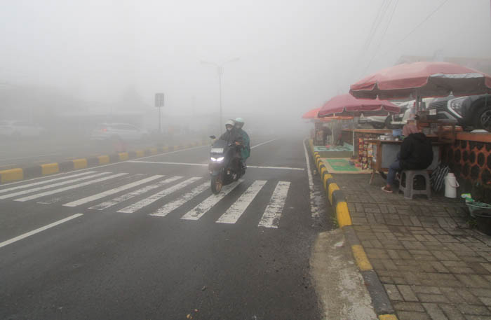 BERKABUT: Jalan Raya Cemorosewu-Sarangan kerap berkabut saat cuaca ekstrem. Pengguna jalan dibimbau lebih hati-hati.