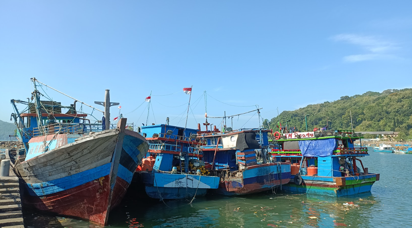 MUSIM BARATAN: Imbas cuaca buruk, banyak kapal nelayan terparkir di Pelabuhan Tamperan. (NUR CAHYONO/RADAR MADIUN)