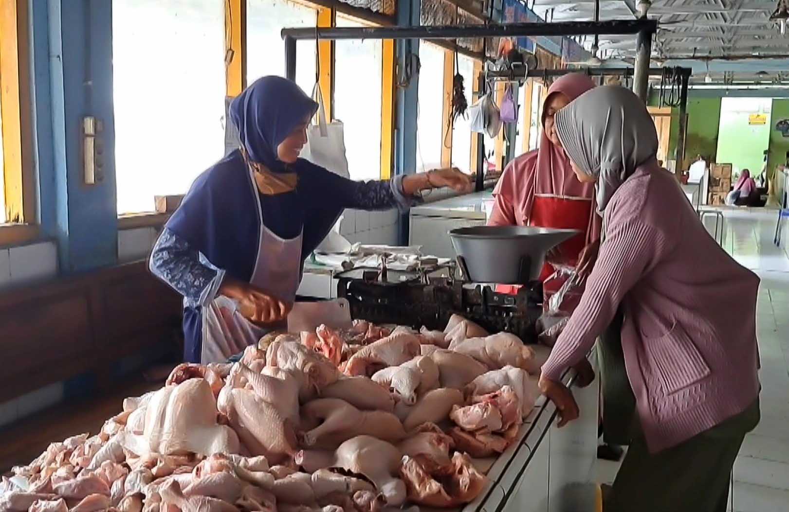 DIKELUHKAN WARGA: Harga daging ayam di Pasar Sayur Magetan terkerek naik.