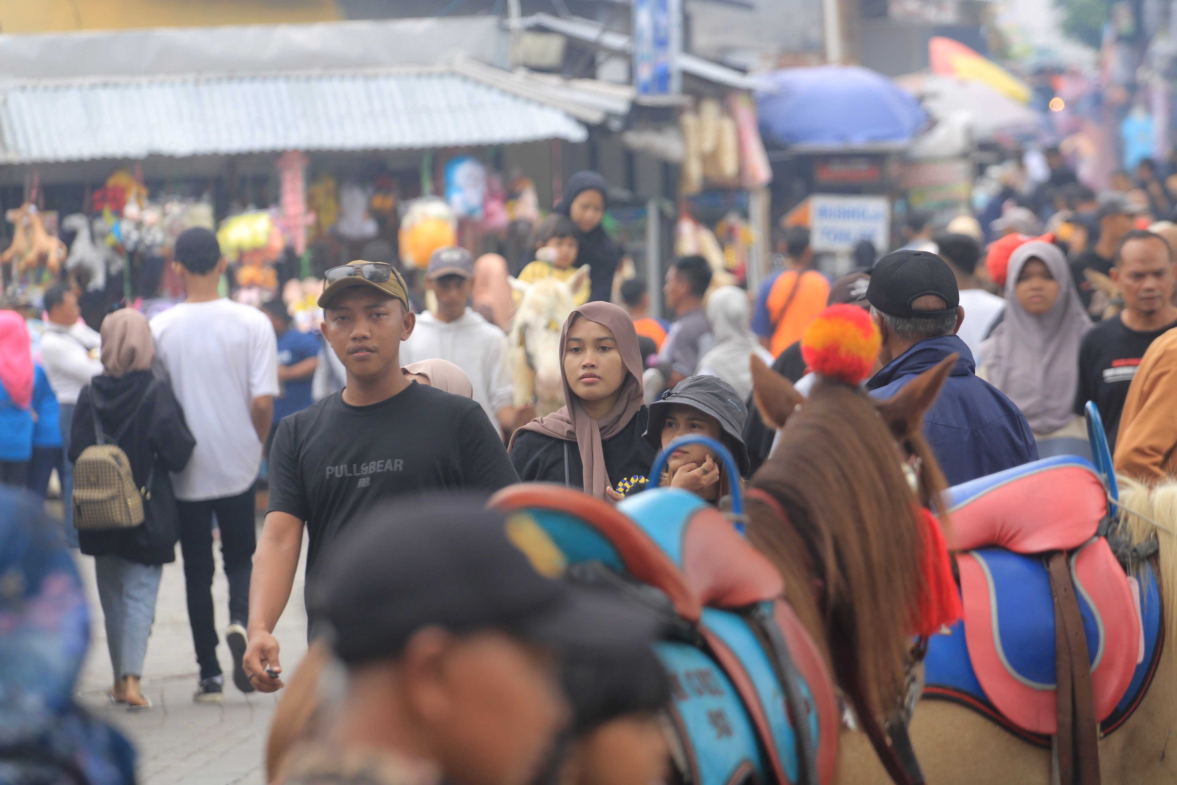 RAMAI: Ribuan wisatawan memadati Telaga Sarangan selama libur panjang Isra Miraj-Imlek.
