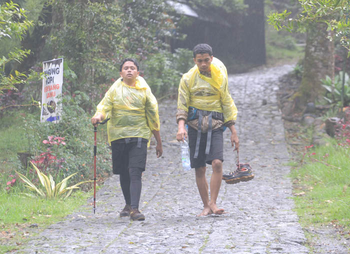 MEMBLUDAK: Libur panjang dimanfaatkan pendaki untuk mendaki Gunung Lawu melalui jalur Cemorosewu.