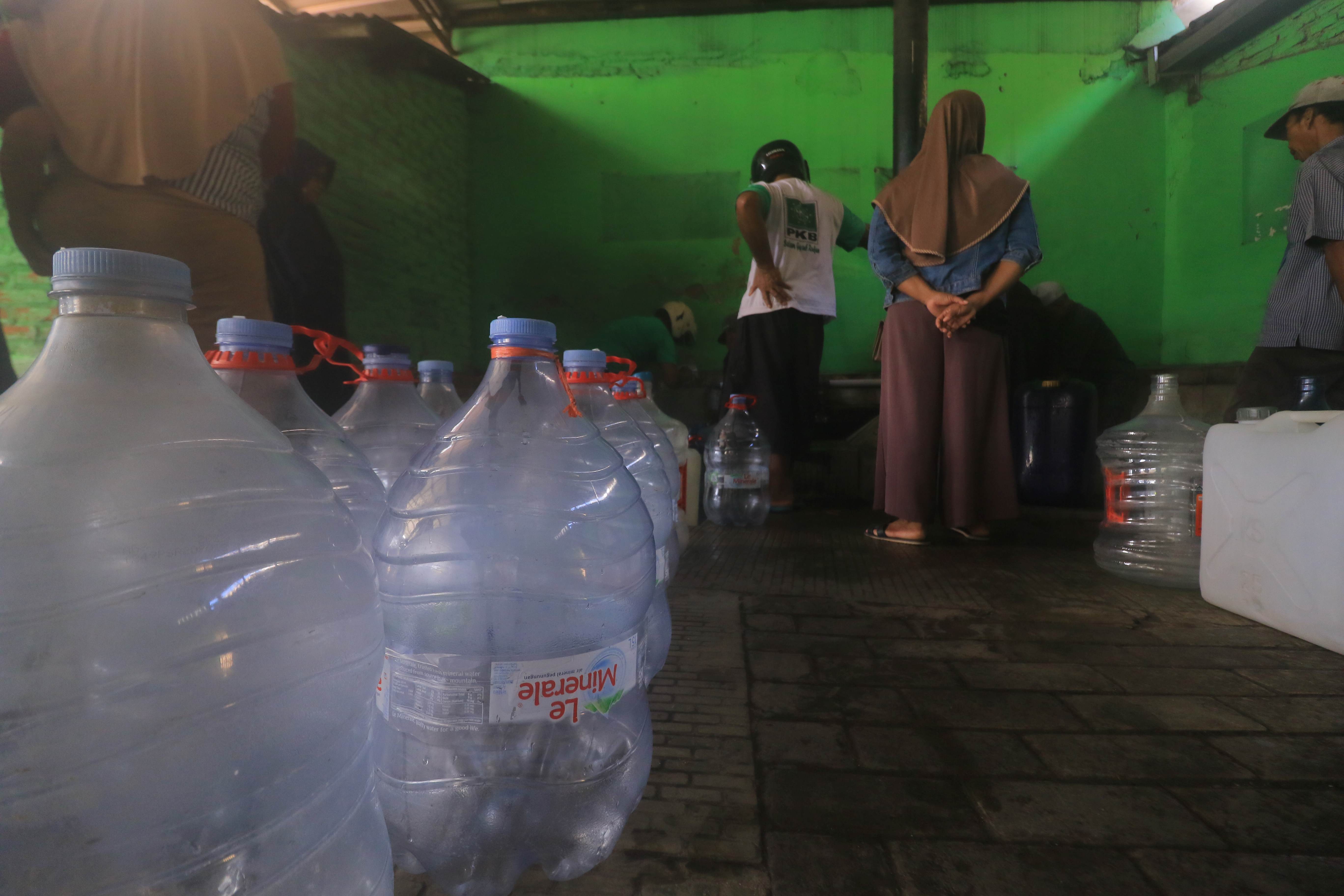 POLEMIK: Kades Dagangan Rudi Panca Widadi angkat bicara soal polemik penutupan sumur bor beberapa hari belakangan ini.&nbsp;(R. BAGUS RAHADI/RADAR MADIUN)