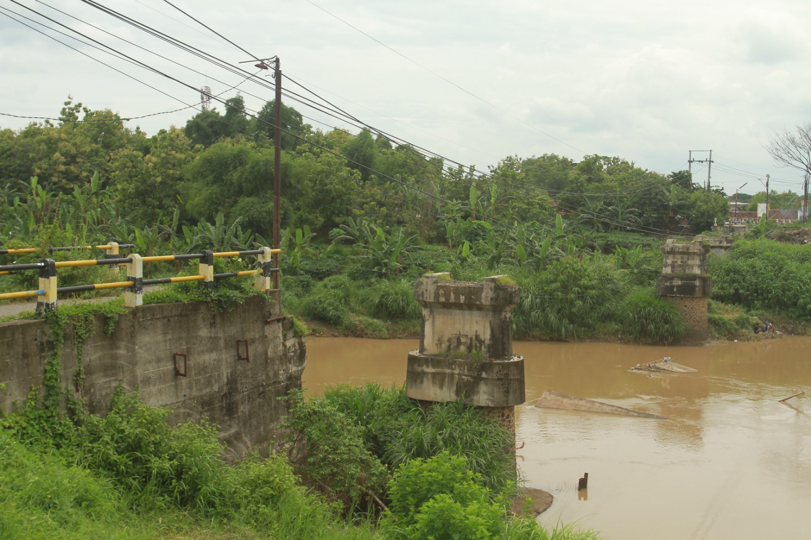 INFRASTRUKTUR: Jembatan Patihan bakal direvitalisasi mulai April mendatang dengan perubahan bentuk berupa jembatan gantung. (BAGAS BIMANTARA/RADAR MADIUN)