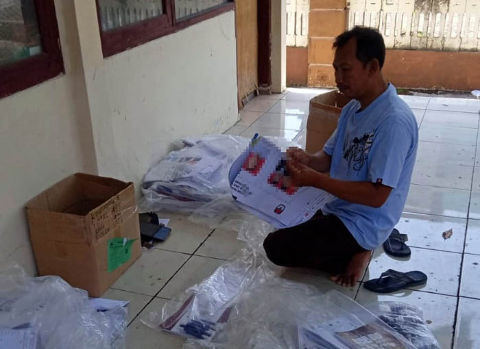 DISTRIBUSI: Anggota panitia pemilihan kecamatan (PPK) Widodaren bersiap mengirim logistik Pemilu 2024 ke tempat panitia pemungutan suara (PPS).