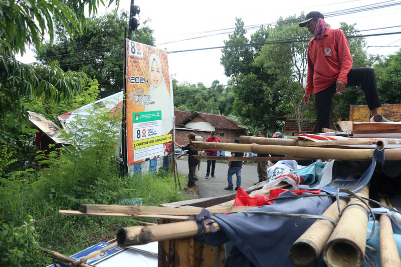BERSIH-BERSIH: Petugas gabungan Bawaslu, KPU dan TNI/Polri dan Pemkab Ponorogo memberedel APK yang dipasang salah aturan beberapa waktu lalu.