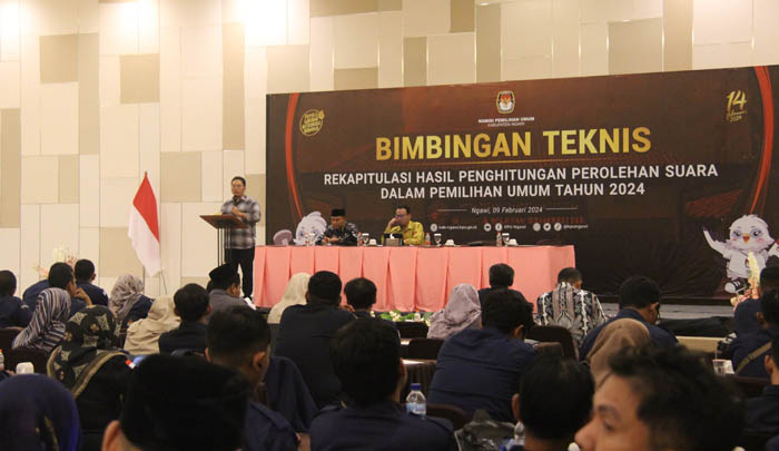 BIMTEK: KPU Ngawi membekali anggota panitia pemilihan kecamatan proses penghitungan suara, Jumat (9/2).